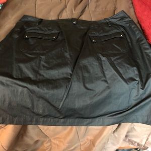 Shiny black golf skirt